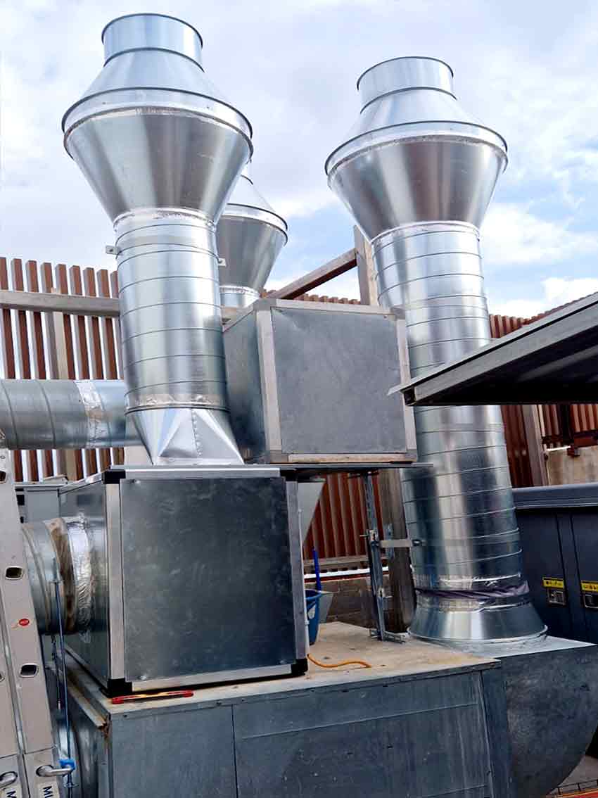 Instalación completa de extracción de humos con salida al exterior en Barcelona para restaurantes, hoteles, bares, hospitales, colegios